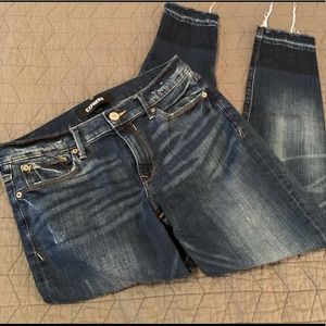 Midrise raw hem ankle jegging